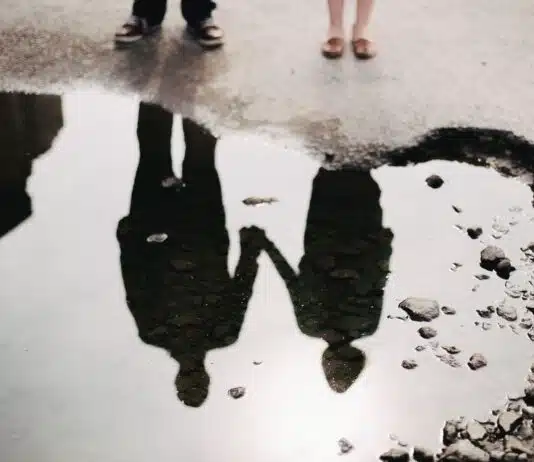 Les signes qui indiquent qu’un homme regarde une femme avec insistance : décryptage des comportements man and woman holding hand together