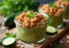 Crème de courgettes dans des pots en terre cuite avec herbes fraîches