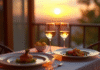 Table romantique au coucher de soleil pour deux avec vin blanc