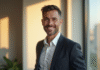 Homme confiant en chemise blanche et blazer sombre