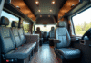 Intérieur d'un van aménagé avec sièges ergonomiques et rangement organisé