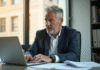 Professionnel confiant au bureau avec documents financiers