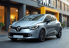 Renault Clio neuve devant concession moderne en ville