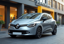 Renault Clio neuve devant concession moderne en ville